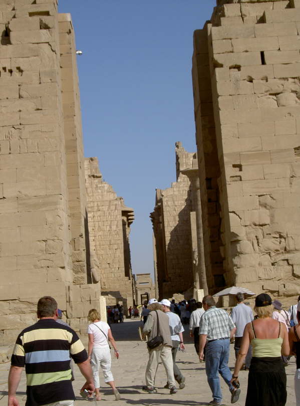 Blick durch die Pylone in die Sulenhalle