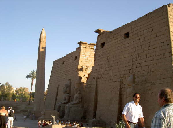 Die Pylone mit Obelisk