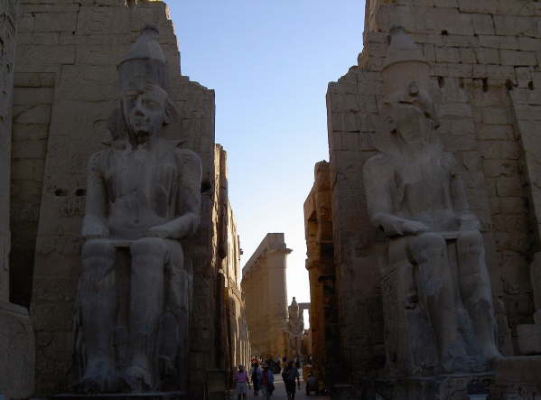 Zwei von ehemals sechs Statuen