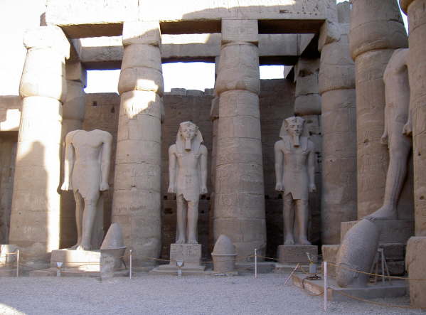 Granitstatuen im offenen Hof von Ramses II