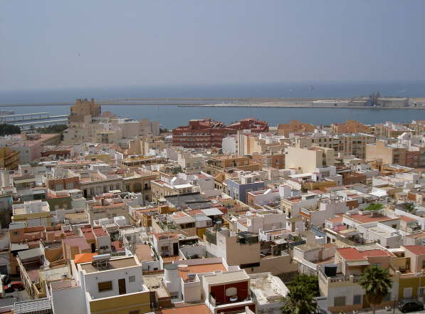 Blick auf Almeria und Hafen