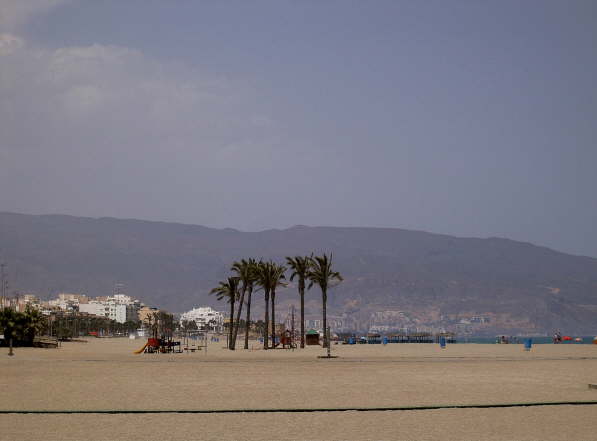 Strand mit Blick Richtung Roquetas
