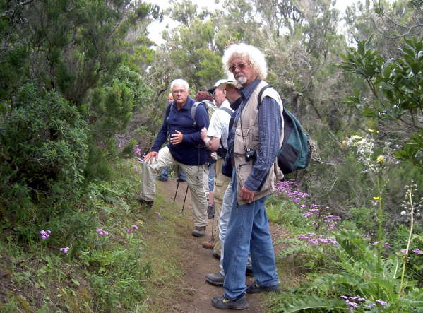 Wanderfhrer Jrg weist einmal mehr auf eine biologische Besonderheit hin